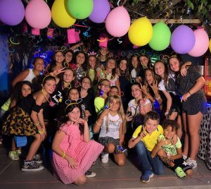 Come Organizzare Una Festa A Tema Fluo Per Bambine E Ragazze - Happy Party  Planner