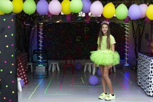 Come Organizzare Una Festa A Tema Fluo Per Bambine E Ragazze - Happy Party  Planner