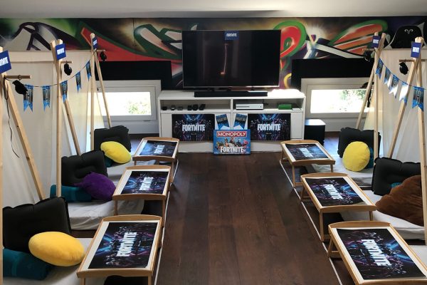 Pigiama party tema Fortnite come organizzare una festa con le tendine teepee